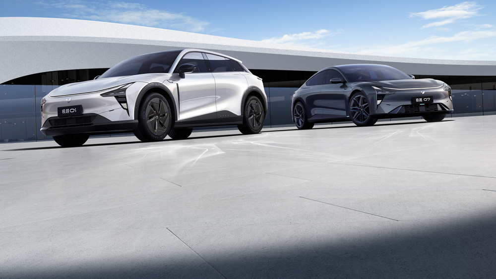 Elektrische Mittelklasse 
Mit dem Jiyue 01 (links) und der Sportlimousine Jiyue 07 ist das Joint Venture von Geely mit Baidu im vergangenen Jahr gestartet. Die Elektroautos im chinesischen Mainstream-Design haben Qilin-Akkus von CATL mit 71,4 und 100 kWh Speicherkapazität an Bord.  