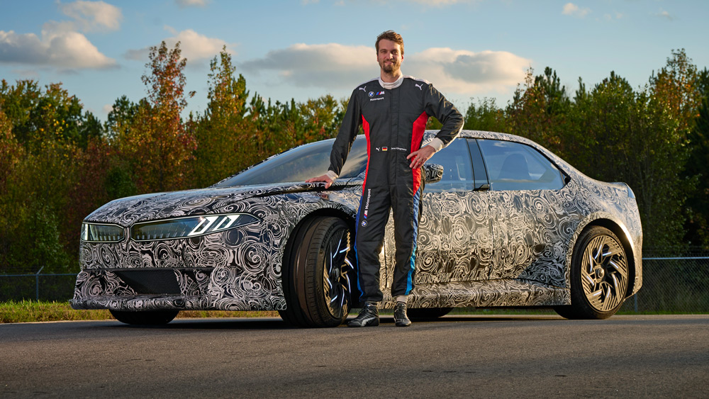 Rennfahrer Jens Klingmann
Der Langstrecken-Spezialist ist von dem BMW-Prototypen schwer angetan: "Dank der Elektronik, den vier Motoren und der aktiven Aerodynamik fährt 'The Beast' präziser als ein M2 oder M3, vor allem die Querdynamik hat einen bedeutenden Schritt gemacht."
