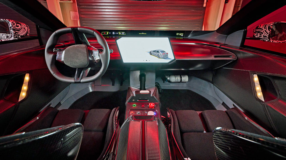 "Panoramic Vision"
Das neue Cockpit-Design, das BMW zusammen mit Harman entwickelt hat, besteht aus einem großen Zentralbildschirm nach Tesla-Art sowie einem schmalen Informationsband unter der Windschutzscheibe, auf die der Fahrer seine favorisierten Apps übertragen kann.