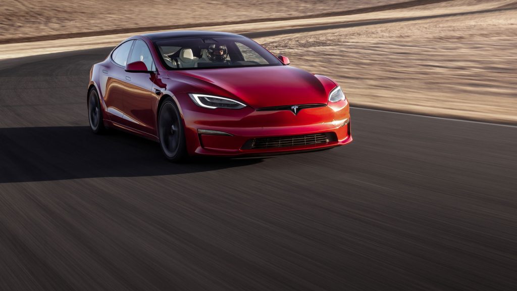 Tesla Model S Plaid auf der Rennstrecke 
Für die Höchstgeschwindigkeit von 322 km/h braucht es zwei kostenpflichtigen Hardware-Updates, die das Elektroauto unter anderem mit Keramikbremsen und speziellen Performance-Reifen versehen. In Deutschland ist das Kit noch nicht verfügbar.