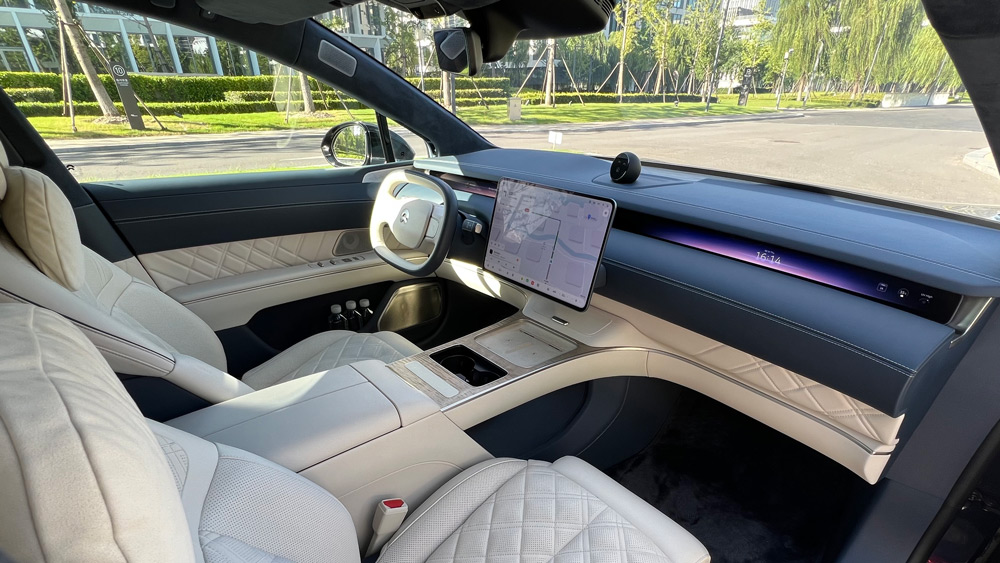 Da fehlt nichts
Es gibt Alu-Klapptische an Bord des ET9, einen 10-Liter-Schrank zum Kühlen und Erhitzen von Speisen, Einzelbildschirme mit individueller Bedienerführung – natürlich auch sprachgesteuert über den KI gestützten Avatar "Nomi". Bild: Zöllter