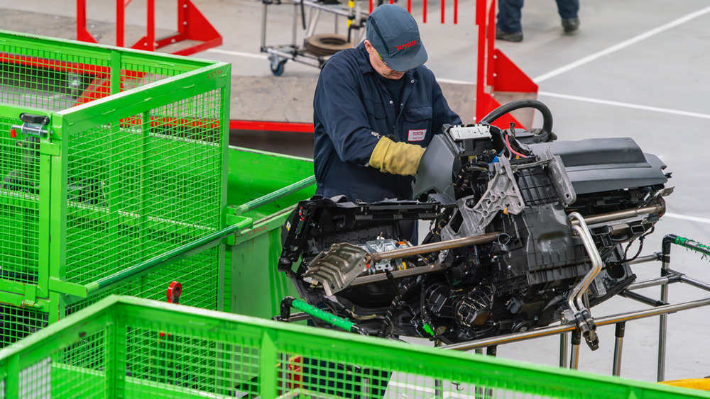Teil für Teil 
Schon das Cockpit eines Autos setzt sich aus einer Vielzahl von Teilen und unterschiedlichen Materialien zusammen. Idealerweise lassen sie sich zerstörungsfrei und ohne großen Aufwand für ein Recycling zerlegen und trennen.   