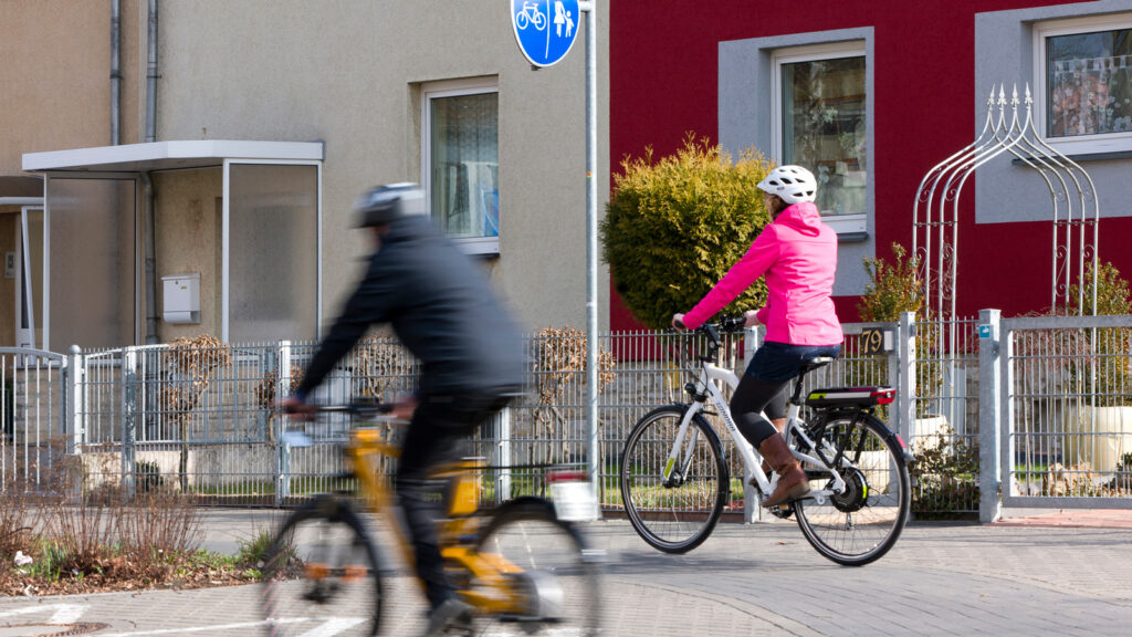 Getrennte Wege 
Während das einfache E-Bike die Radwege nutzen darf und auch schon von Kindern bewegt werden darf, ist für S-Pedelecs ein Moped-Führerschein sowie eine Versicherung erforderlich. Und bewegt dürfen sie nur auf öffentlichen Straßen.