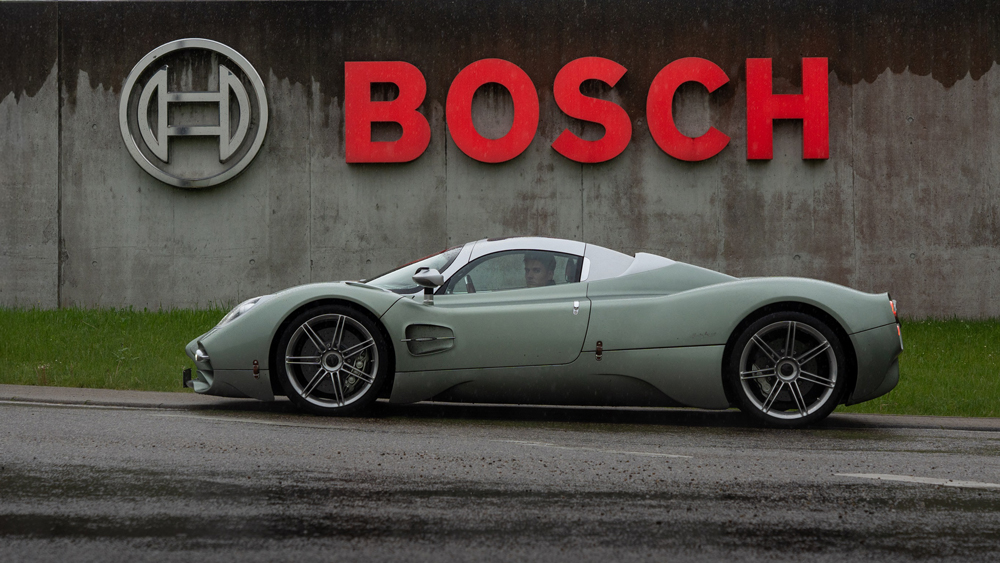 Besuch in Boxberg
Mit Hilfe von Bosch Engineering wurde das System so kalibriert, dass die vom Reifen ermittelten Daten in die Fahrdynamikregelung eingespeist werden können. Auf seiner Marathon-Tour machte der Pagani deshalb auch am Bosch-Testgelände Station.