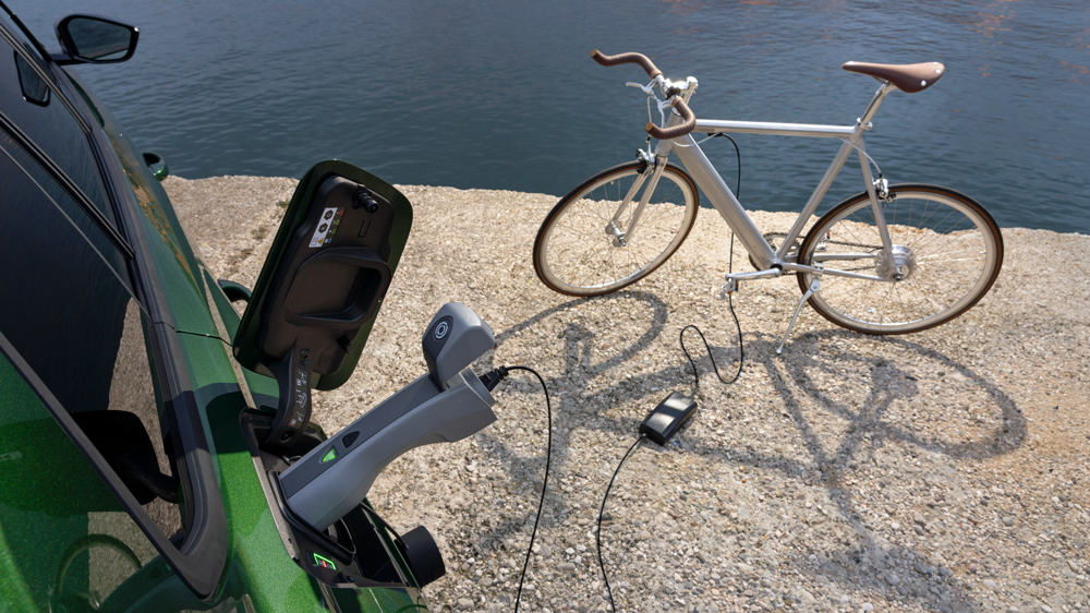 Ladestation der anderen Art 
Der vollelektrische Astra bietet erstmals V2L – Vehicle to Load – und damit die Möglichkeit, beispielsweise am Urlaubsort externe Geräte wie E-Bikes mit 3,3 kW zu laden, ohne auf weitere Stromquellen angewiesen zu sein. Fotos: Opel