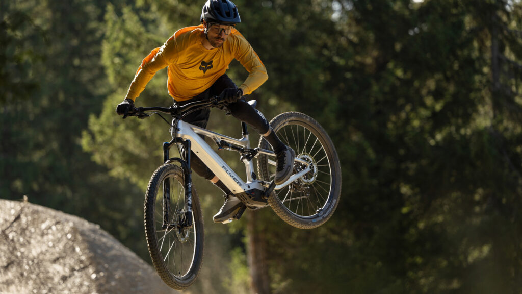 Neue Leichtigkeit
Das E-Trailbike Uproc SL:X von Flyer wiegt dank des leichten Bosch SX-Antriebs keine 18 Kilogramm und ist mit einer sportlichen Kinematic sowohl für anspruchsvolle Alpen-einsätze wie für schnelle Hausrunde konzipiert. Foto: Flyer