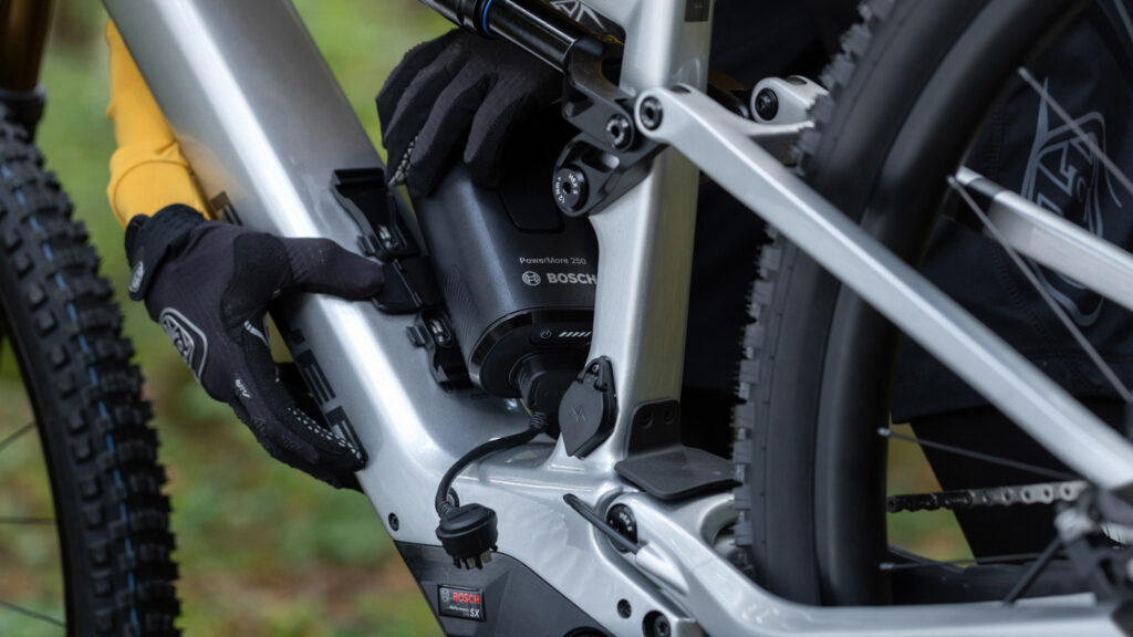 Range Extender als Flaschen-Ersatz
Die neuen Light-E-MTBs kommen aus Gewichtsgründen mit einem kleineren Akku daher als die Fullpower-E-Bikes. Wer seinen Aktionsradius vergrößern möchte, muss mehr Muskelkraft investieren - oder einen Range Extender ordern. Bei Bosch speichert der 250 Wattstunden n dwird anstatt der TRinkflasche am Rahmen montiert. Foto: Bosch