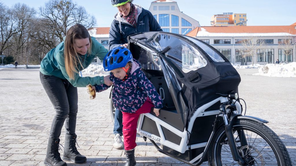 Juristische Grauzone 
Der Transport von Kleinkindern mit Lastenrädern ist derzeit europaweit nur unzureichend geregelt. Das soll sich bald ändern.