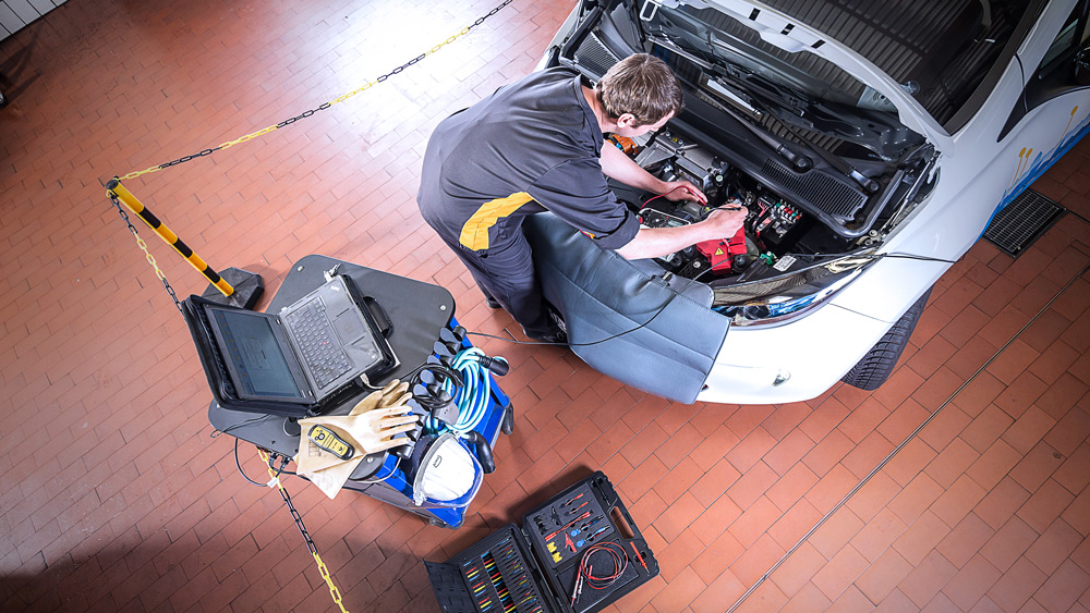 Bis zu 400 Euro die Arbeitsstunde 
Für Arbeiten am Antrieb des Elektroautos braucht es Hochvolt-Spezialisten. Die sind teuer - und treiben die Kosten der Wartung.  