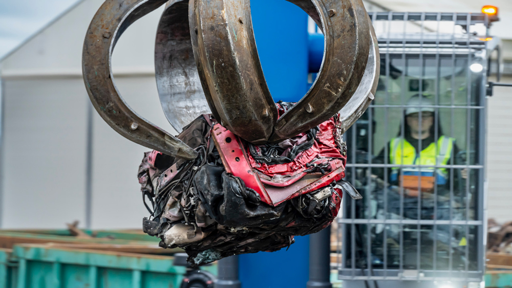 Ich war einmal ein Auto 
Nachdem alle Komponenten ausgebaut sind, wird die Karosserie in eine Presse gegeben. Der Stahl kann anschließend eingeschmolzen werden, um daraus neue Fahrzeuge zu produzieren.  