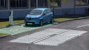 In die Fahrbahn integrierte Solarmodule von Wattway auf der französischen Insel Reunion im indischen Ozean. Der Strom kann direkt in eine Ladestation für Elektroautos fließen.