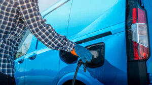 Ford E-Transit Courier an der Ladestelle