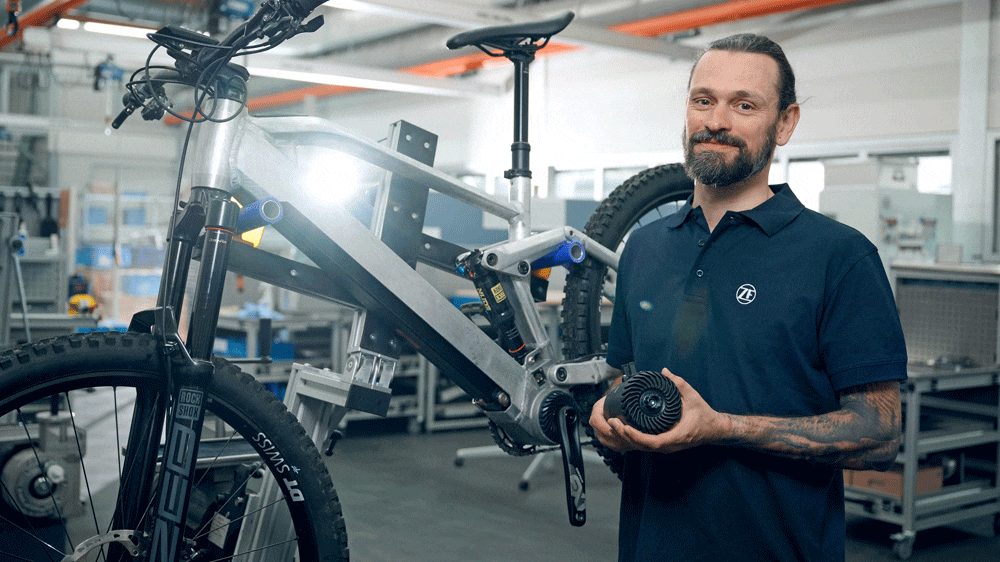 Faustgroß 
Der neue Mittelmotor von ZF zeichnet sich durch eine ultra-kompakte Bauweise aus. E-MTBs, die damit ausgestattet werden, sieht man deshalb kaum mehr an, dass der Fahrer mit einer elektrischen Trittunterstützung unterwegs ist.  