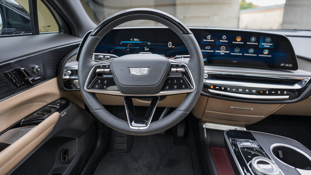 Touch and Feel 
Cadillac lässt dem Fahrer des Lyriq die Wahl, wie er bestimmte Funktionen steuert - über den Touchscreen auf der Mittelkonsole oder wie gewohnt über Tasten: Die 120 Jahre alte US-Marke pflegte noch nie einen minimalistischen Stil.