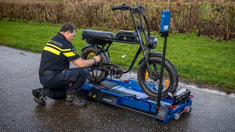 Schneller als die Polizei erlaubt?
Die niederländische Polizei hat mobile Rollenprüfstände im Einsatz, mit denen Modifikationen an einem Pedelec oder Fatbike schnell festgestellt werden können. Bei Verstößen drohen hohe Bußgelder oder die Beschlagnahme des Rads. 