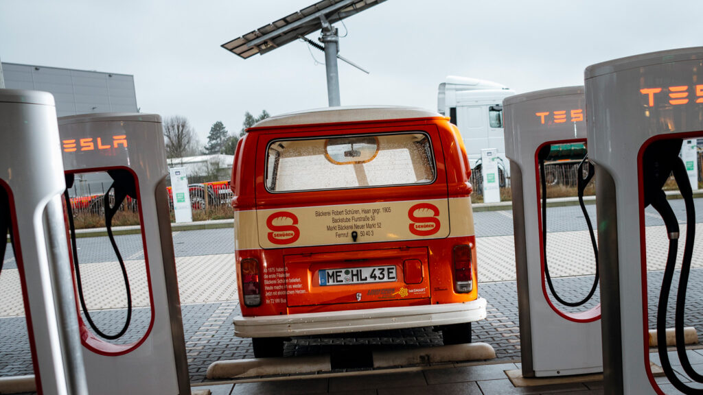 Oldtimer am Supercharger 
Der Bulli der Baureihe T2 von 1975 wurde 2016 von Broedersdorff & Konzen im Rahmen eines Forschungsprojekts zum Elektroauto umgebaut. Mit einem CCS-Anschluss und der Möglichkeit zum bidirektionalen Laden. Fotos: Jann Höfer