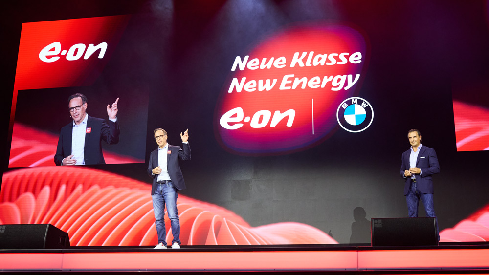 Neues Auto, neues Kapitel
E.ON-Vorstand Marc Spieker und BMW-Entwicklungschef Joachim Post kündigten das neue Angebot zum bidirektionalen Laden des BMW iX3 auf der NeX-Konferenz am Rande der IAA in München an. Foto: E.On