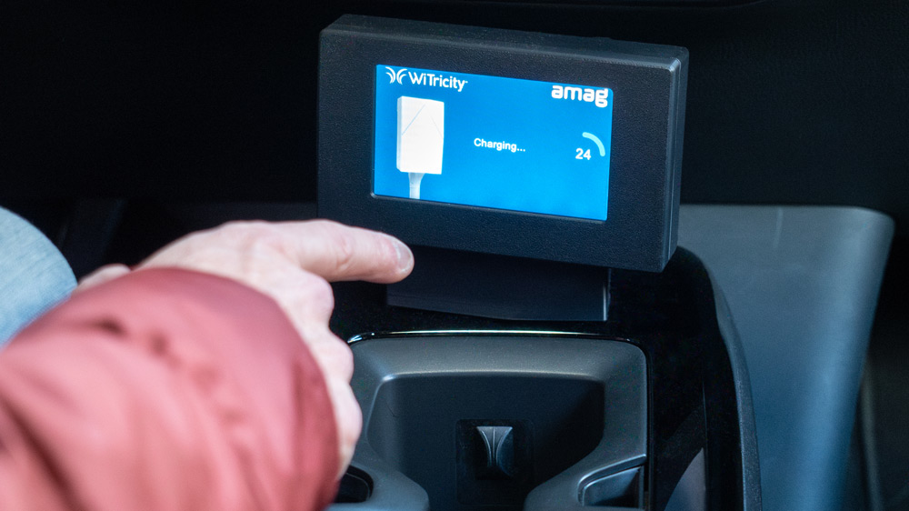 Ganz ohne Kabelsalat 
US-Spezialist WiTricity liefert die Technik, um das Elektroauto über eine Platte auf dem Garagenboden und einen Kontakt unter dem Fahrzeug bequem laden zu können. Mit einem Wirkungsgrad von 90 Prozent und einer Ladeleistung von bis zu 50 kW. 