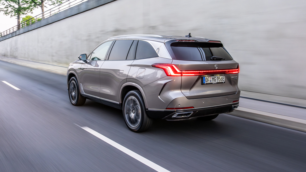 Schnell raus aus der Stadt
Knapp 300 PS mobilisiert der MG S9 PHEV bei Bedarf. Wichtiger aber: Der Energiegehalt seines Akkus reicht für fast 100 Kilometer.