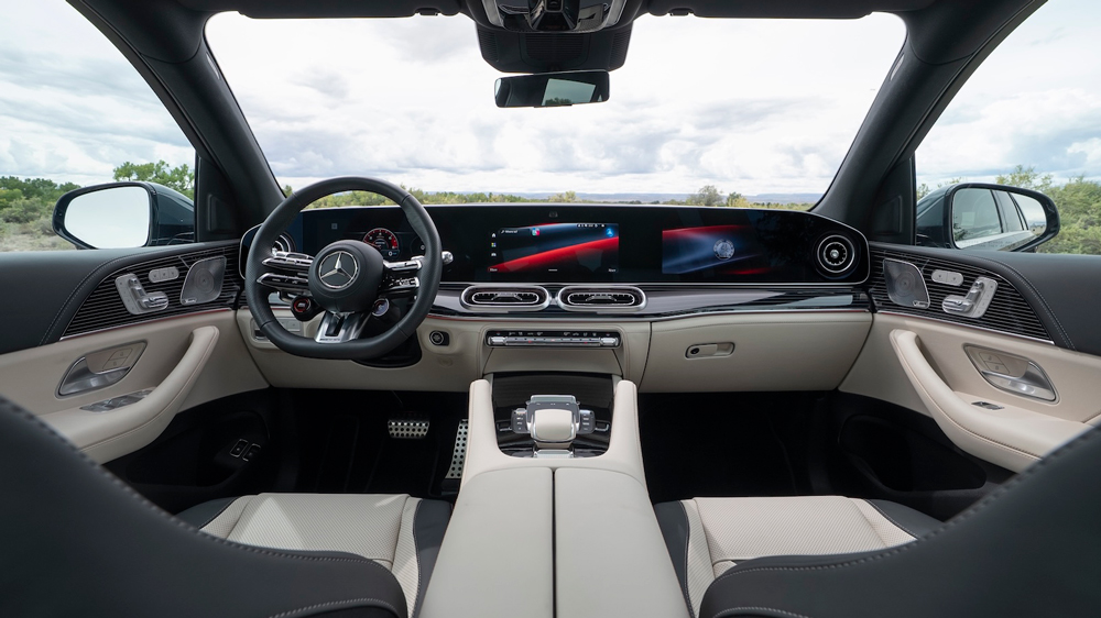 Auch Mercedes muss sparen
Wo früher ein sauber eingefasster Doppelscreen und edel gearbeitete Lüftungsdüsen in einem Zierteil saßen, das sich über die ganze Breite des Armaturenbretts spannte, bleiben heute viel schwarzer Display-Kunststoff und überladen wirkende Leucht-Luftausströmer.