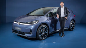 VW-Vorstand Martin Sander am ID.3 Neo