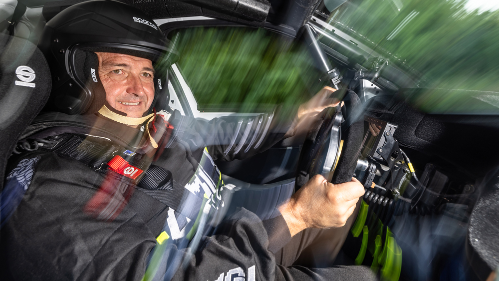 Unser Autor im Renntrimm
Ohne Anlauf und ohne Gedenksekunde schießt der Opel los. Die Kraft steht augenblicklich bereit, das Sperrdifferenzial zerrt die Vorderachse sauber durch die Kurve und schon nach wenigen Metern ist vergessen, dass hier kein Verbrenner arbeitet. 