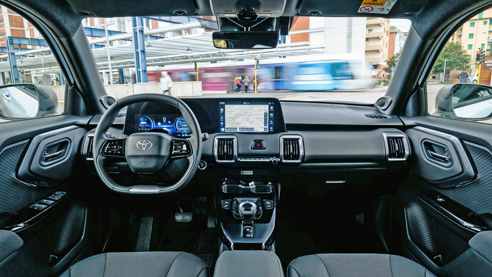 Klare Ordnung
Übersichtlich wie bedienerfreundlich haben die Designer das Cockpit des Toyota Urban Cruiser gestaltet. Die große Ähnlichkeit mit dem Suzuki e-Vitara ist kein Zufall - beide Elektroautos wurden zusammen entwickelt und teilen sich nicht nur die Plattform.