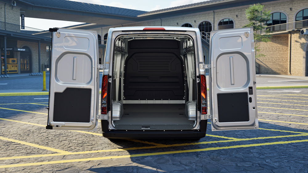 Elektrischer Lastenesel
Drei Euro-Paletten passen in jedem Fall in den Laderaum der Kastenwagen. Die Hochdach-Version trägt über 1,2 Tonnen Nutzlast.