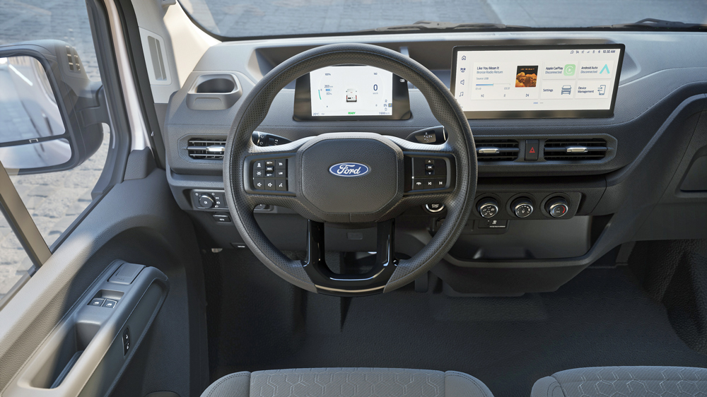 Nur das Nötigste
Ein 12-Zoll-Touchscreen mit Apple CarPlay und Android Auto, Rückfahrkamera, Notbrems-Assistent und eine Sitzheizung sind serienmäßig an Bord des neuen Transit City. Und mehr gibt es auch nicht: Aufpreispflichtige Extras sind nicht vorgesehen.