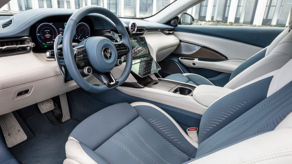 Anything but vegan A look inside the Maserati Grecale Folgore.  Italian craftsmanship is combined here with technology, the best leather upholstery and large high-quality information displays and a digital cockpit. 