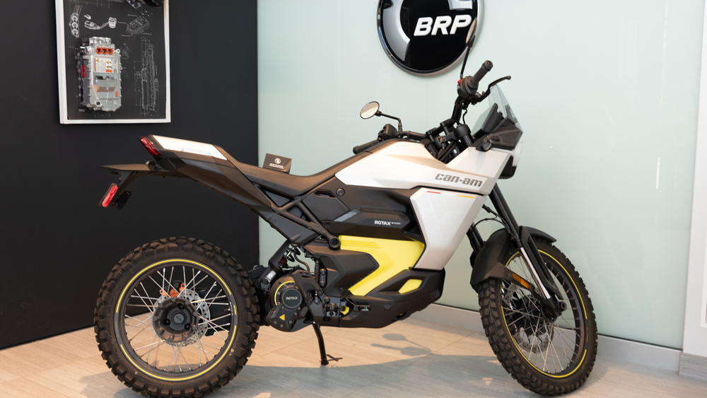 160 Kilometer mit einer Akkuladung
Die 16.900 Euro teure E-Enduro Can-Am Origin ist mit einem Gewicht von 187 Kilogramm zwar kein Leichtgewicht, dank des hohen Drehmoments des Elektromotors aber durchaus spritzig zu bewegen. Verbaut sind hier zylindrische Batteriezellen des Typs 2170. 