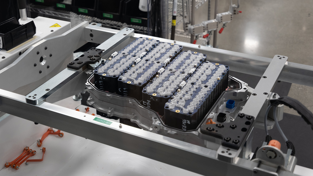 Nur 80 Kilogramm schwer 
Das flüssigkeitsgekühlte Batteriepaket der Can-Am Pulse hat eine Speicherkapazität von 8,9 kWh und ist eine Eigenentwicklung von BRP.  