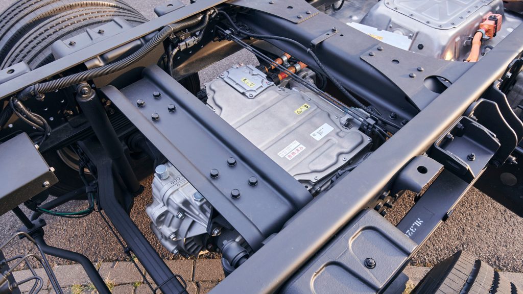 Auf Achse
Die E-Achse des neue eCanter ist eine Eigenentwicklung von Fuso. Für den Vortrieb sorgt ein Permanentmagnet-Synchronmotor von Bosch mit Wasserkühlung. Fotos: Daimler Truck