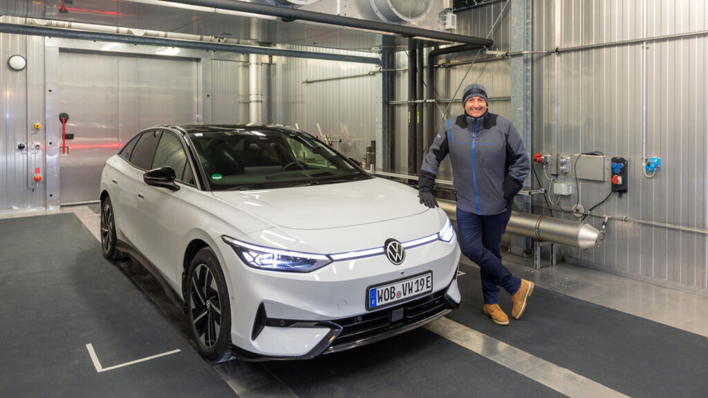 Dick verpackt 
VW ID.7 und Autor in Kältekammer 3 des Volkswagen-Werks in Wolfsburg, die auf minus 12 Grad heruntergekühlt ist. 