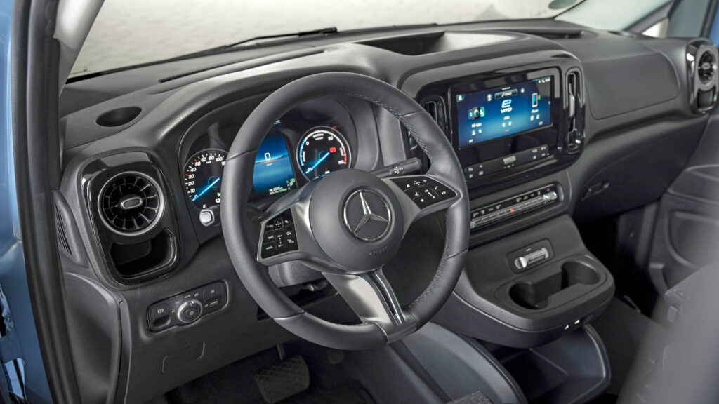Ein Hauch von Luxus 
Das Cockpit des neuen Mercedes eVito präsentiert sich im "Premium-Look - Kombiinstrument, Zentraldisplay und die Lüftungsdüsen sitzen weich ummantelt in einer Art Hülle. Die Steuerung der Touch-Control-Panels am Multifunktions-Lenkrad funktioniert wie bei einem Smartphone über kapazitive Sensoren. Fotos: Mercedes-Benz