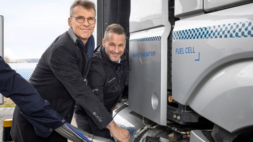 "Aus dem Startblock raus" 
Daimler Truck-Chef Andreas Gorbach (rechts) und Jürgen Nowicki von Linde Engineering betanken den Mercedes-Benz GenH2 Truck an der neuen Tankstelle in Wörth mit tiefgekühltem Flüssigwasserstoff.