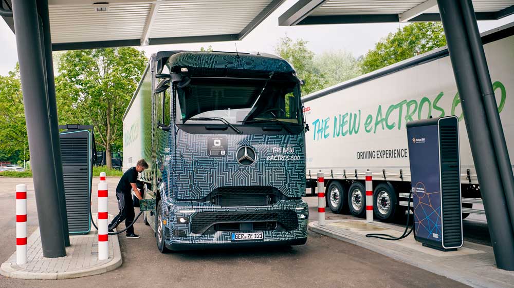 Megawatt-Charger? Schön wärs 
Spezielle Schnellladestationen für elektrische Lastzüge entlang der Autobahnen haben noch Seltenheitswert. So muss sich der eActros auf der Fernstrecke die Ladeinfrastruktur oft noch mit Pkw teilen. 