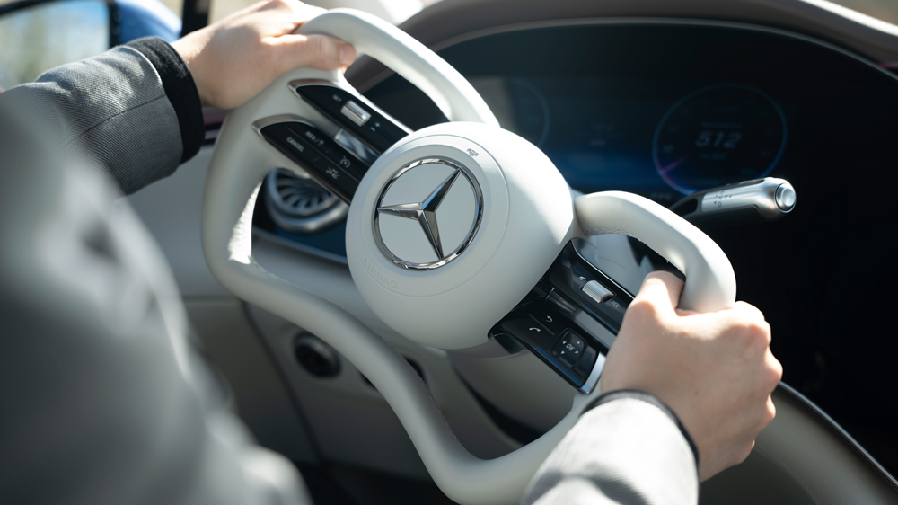 Rund war gestern 
Mit der neuen Lenktechnik wird es auch möglich, dem Lenkrad eine neue Gestalt zu geben. Denn ein Umgreifen in Kurven ist nicht mehr erforderlich - die Hände bleiben an einer festen Position. Fotos: Mercedes-Benz 