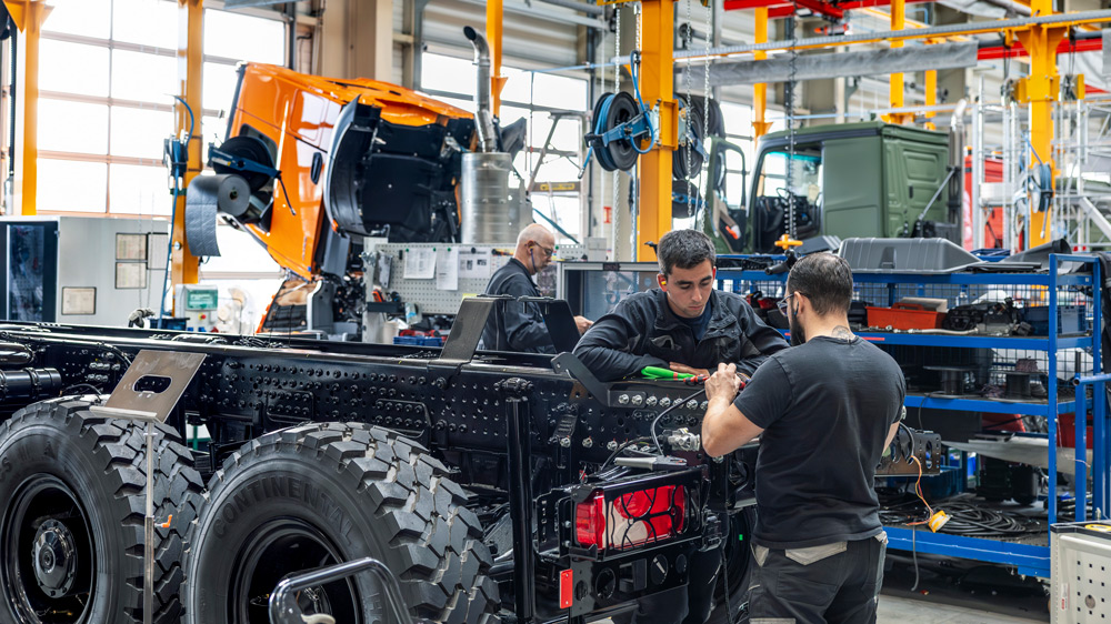 Vom Rohling zum Sonderaufbau 
In der Mercedes-Benz Custom Tailored Trucks Manufaktur seit 25 Jahren Nutzfahrzeuge ziviler und auch militärischer Art  nach den Wünschen der Kunden aufgebaut und ausgerüstet. Die Elektrifizierung des Antriebs ist aktuell ein großes Thema. 