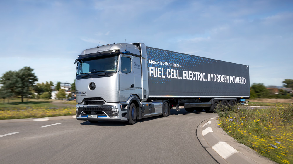 Langstrecken-König 
Fast 1000 Kilometer schafft die neue Generation der NextGenH2-Zugmaschine mit über 20 Tonnen Ladung im Auflieger. 