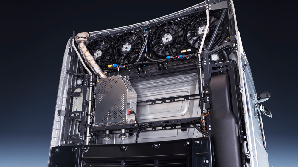 Im Windschatten 
Der Brennstoffzellen-Antrieb hat einen hohen Kühlbedarf. Ventilatoren sind über und hinter dem Fahrerhaus angebracht. 