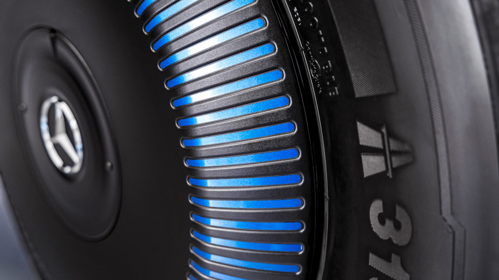 Auf ins Blaue
Die Brennstoffzelle der Zugmaschine wird mit Flüssig-Wasserstoff betrieben. Farbstreifen in den Felgen betonen die exotische Lösung.  