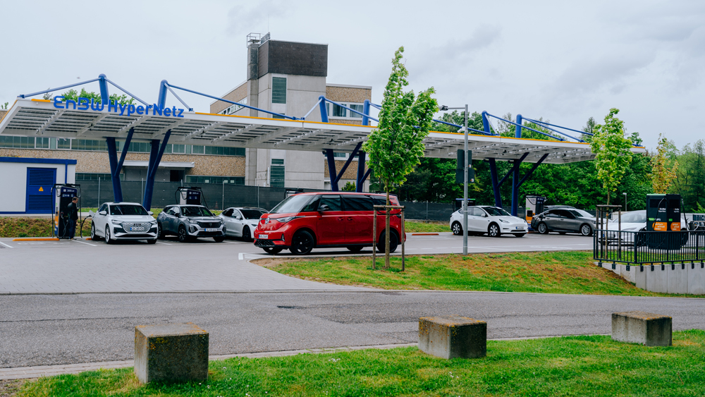 Es geht zu wie im Taubenschlag
Der Schnellladepark in unmittelbarer Nachbarschaft der "EnBW City" in Stuttgart ist nicht nur zur Mittagszeit gut besucht. Die hohen Auslastung der Hypercharger macht die Anlage hochgradig rentabel.  