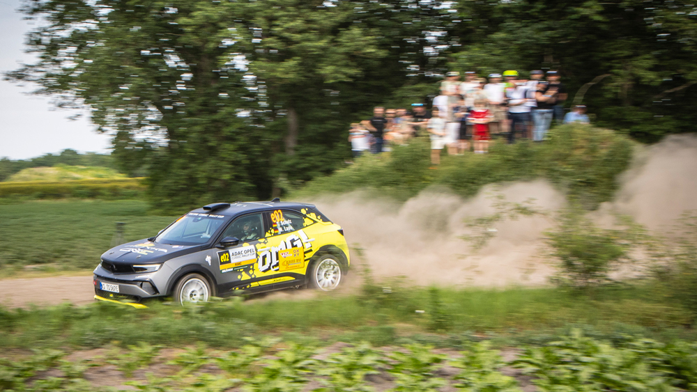 Erlebnis für Augen und Ohren
Ein Soundgenerator sorgt dafür, dass Zuschauer während des Rennens den Rallye-Mokka nicht nur sehen, sondern auch hören können. 