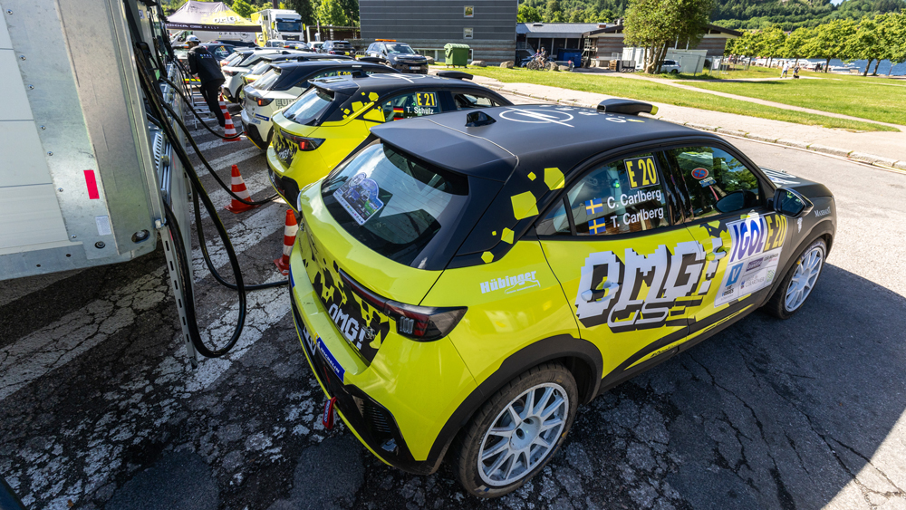 Stromversorger
Mobile Schnellladestationen von Schall-E versorgen die Elektroautos während der Rennwochenenden mit Strom. Jede Ladestation verfügt über einen Speicher von 160 kWh und liefert bis zu 250 kW Ladeleistung, aufgeteilt auf zwei Anschlüsse mit je 125 kW. 