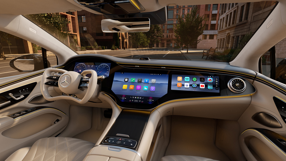 Tesla lässt grüßen
Im Mercedes EQS gibt es künftig keine mechanische Verbindung mehr zwischen dem Lenkrad und der Vorderachse. Dank "Steer-by-Wire" sollen die Räder schneller auf Lenkbefehle reagieren, eine leichte Bewegung am eckigen Yoke-Steuer reicht bereits. 