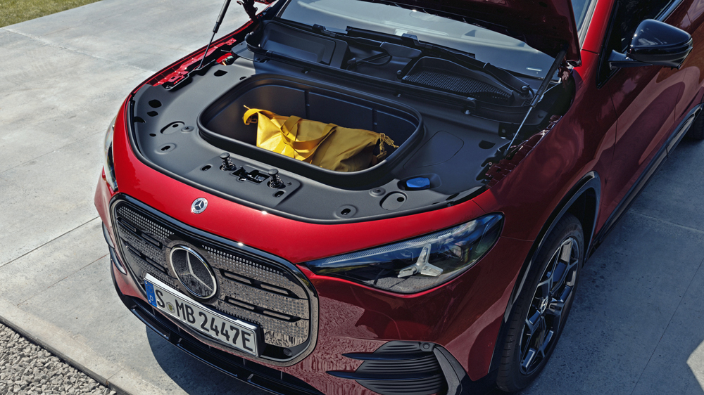 Klappe auf, Kabel weg 
Der Frunk unter der Haube des Mercedes GLA ist mit einem Volumen von 107 Litern nicht nur die Unterbringung des Ladekabels gut.