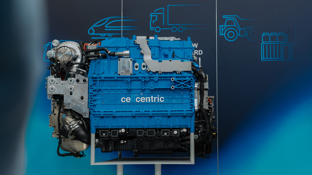 Sauberes Kraftpaket
Im aktuellen Mercedes Next GenH2 Truck arbeiten zwei Module von Cellcentric des Typs BZA150 mit je 150 kW elektrischer Leistung, die bereits über 600.000 Testkilometer auf öffentlichen Straßen absolviert haben. Foto: Cellcentric
