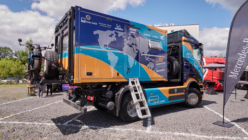 Luxus-Camper 
Ein 4,10 Meter langer Wohncontainer von Bliss Mobil aus den Niederlanden mit Dusche, Küche, Doppelbett und Fußbodenheizung dient Wagner und seinem Hund auf der Weltreise als Unterkunft. Eine PV-Anlage auf dem Dach produziert Solarstrom. Foto: Daimler Trucks  