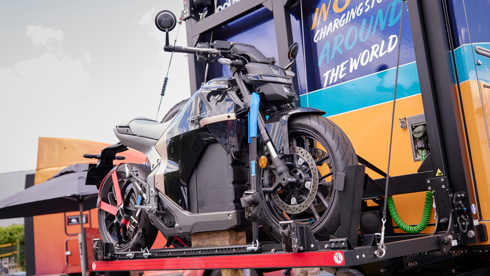 "Spähmobil" auf zwei Rädern
Eine nagelneue Honda WN7 mit 140 Kilometern Reichweite dient unterwegs als elektrisches "Beiboot" zur Vorerkundung der Fahrstrecke und der Ladeinfrastruktur. Geladen werden kann das Elektromotorrad per V2L am Lkw. Foto: Daimler Trucks
